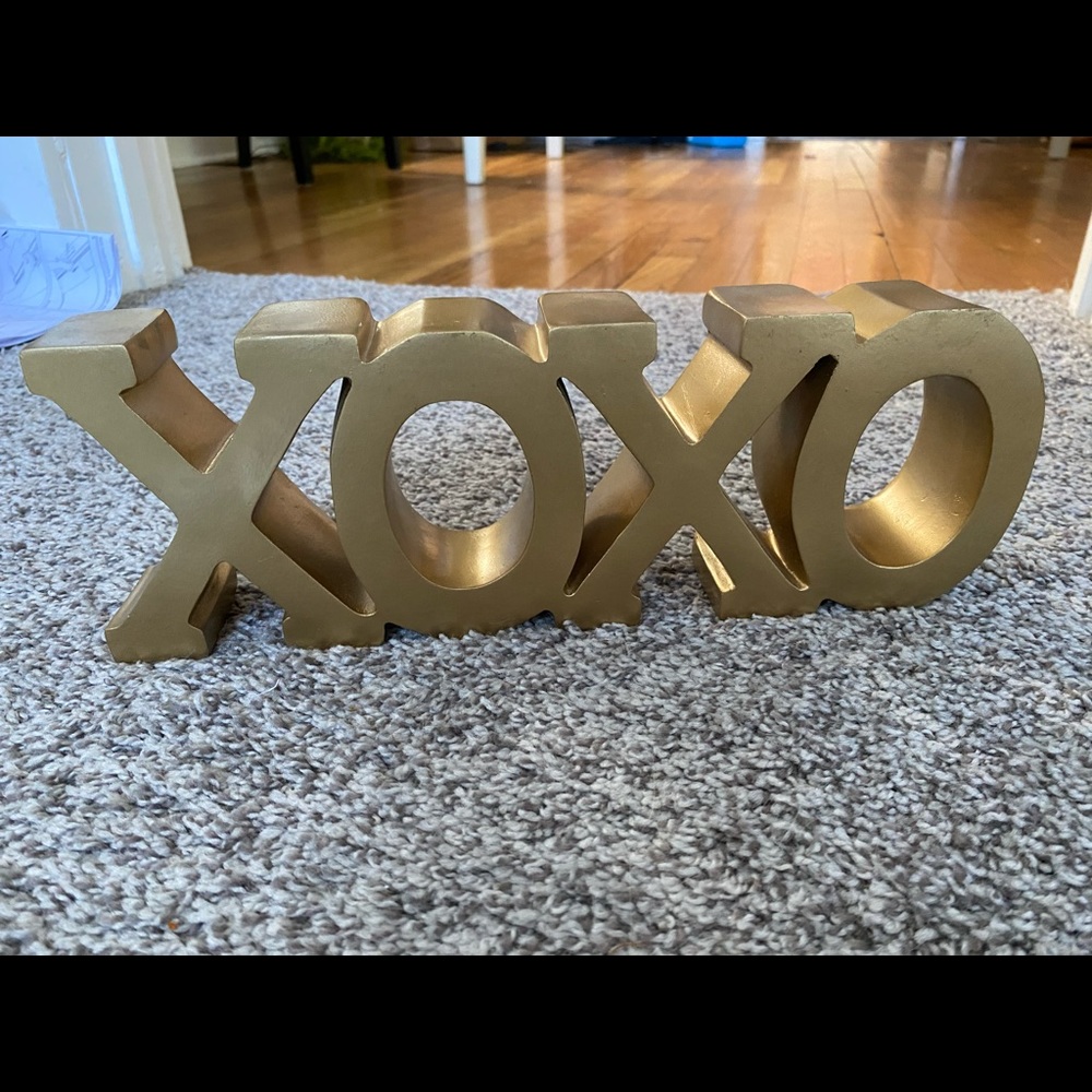 Gold painted XOXO sign